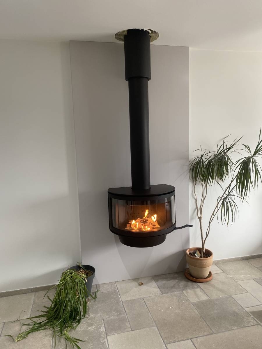 Installation d'un poêle à bois suspendu Rocal à Pollionnay