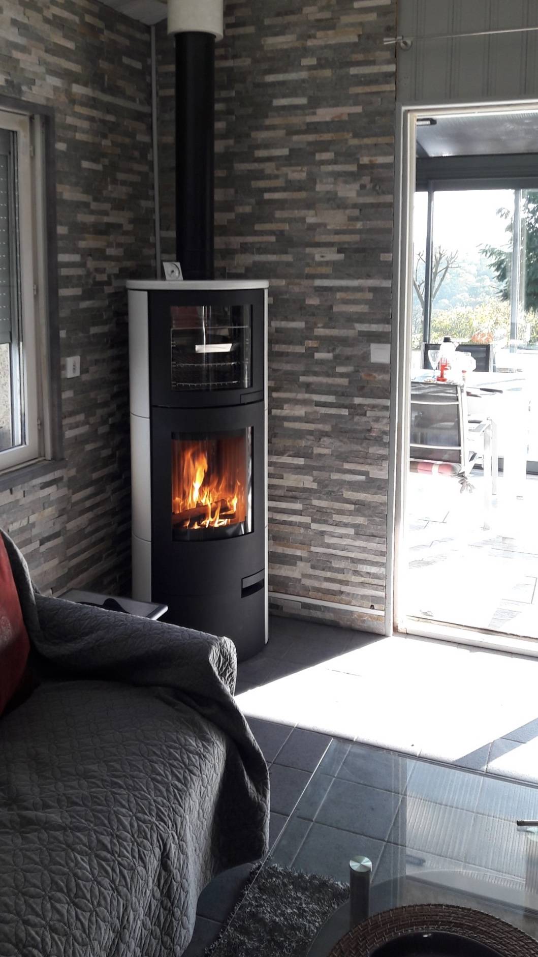 Vente de poêles hybrides granulés et bois design Jolly Mec pour une transformation élégante Caluire et Cuire 69