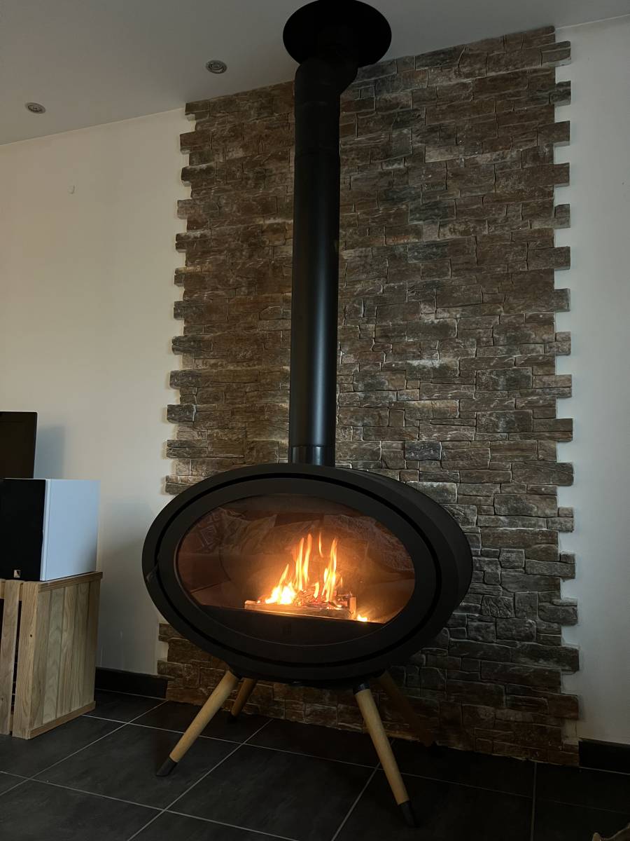 Pose d'un poêle a bois Dik Geurts à Miribel