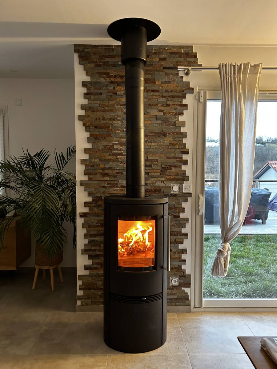 Installation d'un poêle à bois Termatech à Charbonnière