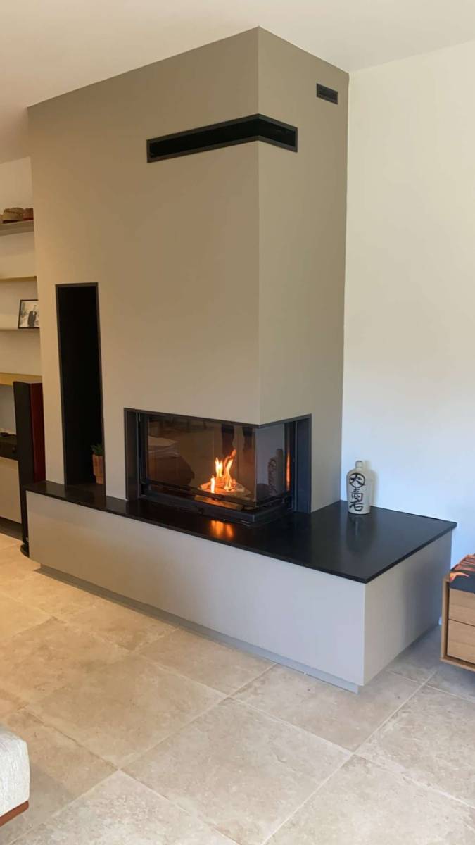 Création d'une cheminée sur-mesure Camina Schmid à Charbonnière 