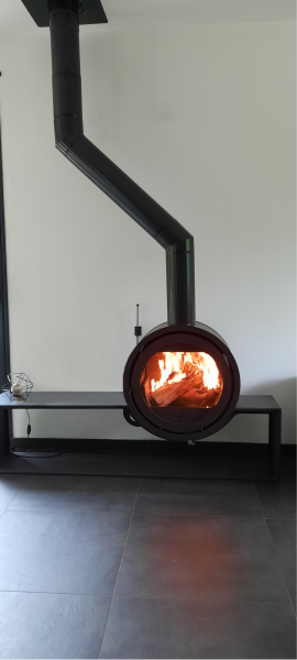 Pose d'un poêle suspendu  Dik Geurts à Sainte-Consorce