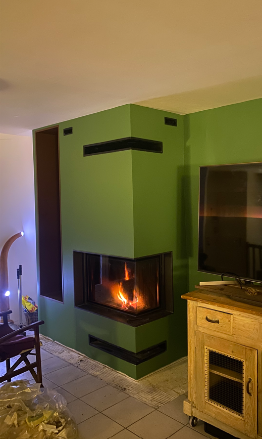 Création d'une cheminée d'angle sur-mesure avec range bûche à Lentilly