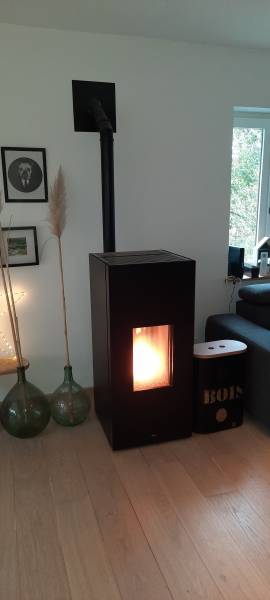 Installation d'un poêle à granulés AIKE de chez MCZ