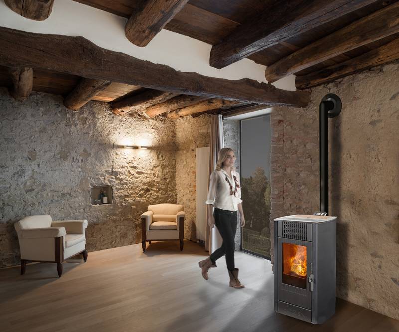 Poêle à granulés H7 de chez HOBEN pour habiller un salon à Lyon